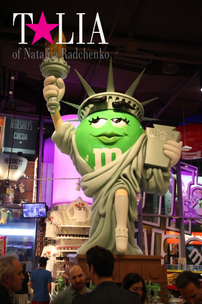 Статуя независимости с Декларацией независимости M&M's.