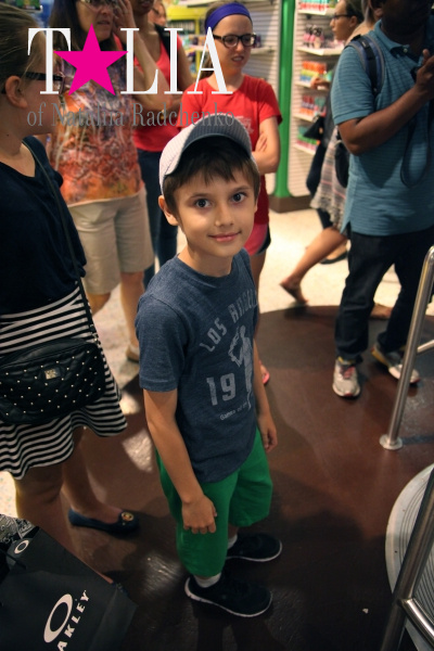 Аттракцион - машина угадывает твой любимый цвет конфет M&M's.