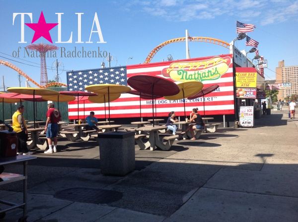 Утром в закусочной Nathan's людей меньше. Потому мы фотографировали именно в это время!