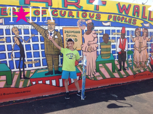 Граффити возле закусочной Nathan's на Кони-Айленд, Бруклин, Нью-Йорк