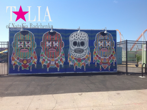 Граффити возле закусочной Nathan's на Кони-Айленд, Бруклин, Нью-Йорк