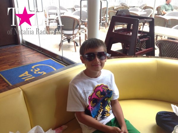 Только сейчас досмотрели, что с новых очков забыли снять бирку:) День рождения моего сына в США