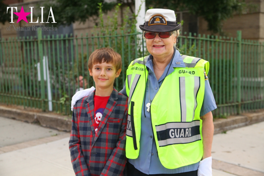 Кроссгарда нашей школы, мы называем бабушкой! Потому что она добрая и всегда интересуется нашими делами!:)