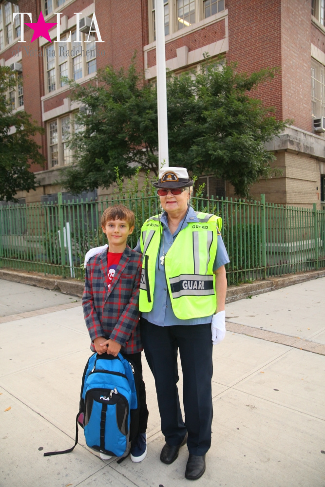 Кроссгарда нашей школы, мы называем бабушкой! Потому что она добрая и всегда интересуется нашими делами!:)