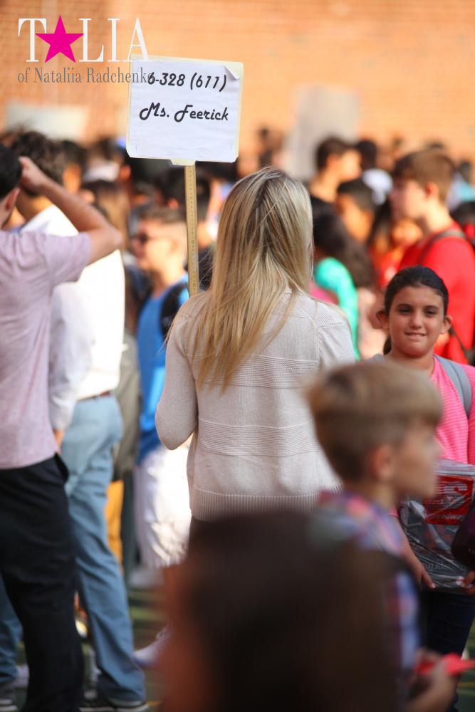 Наша учительница с табличкой!