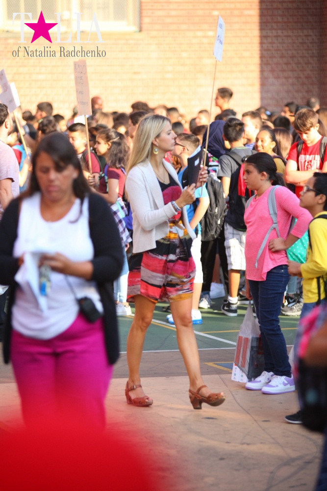 Наша учительница с табличкой!