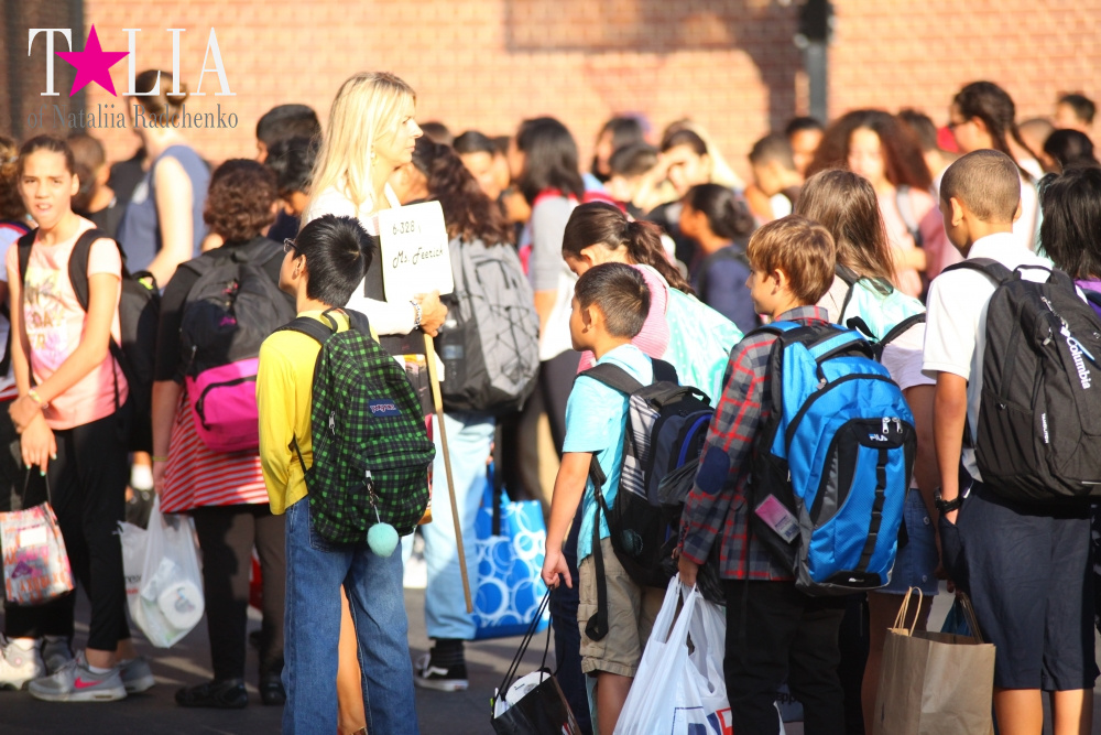 Наша учительница с табличкой!