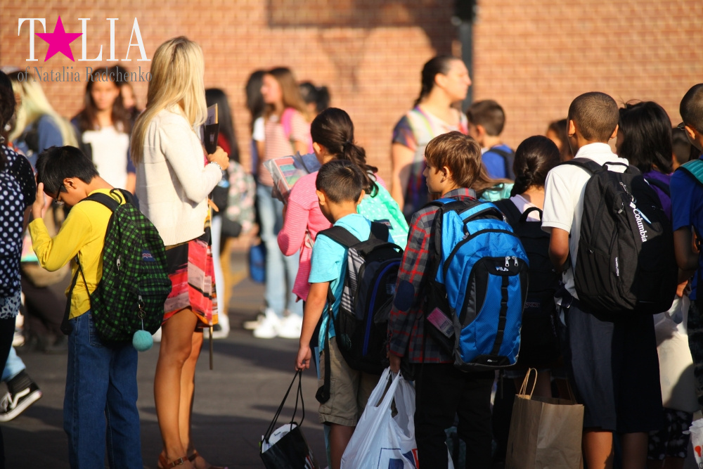 Наша учительница с табличкой!