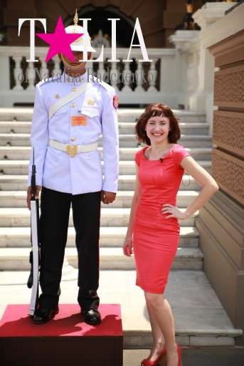 В почетном карауле дворца служат живые люди. Когда мы фотографировались, солдат тоже заулыбался :)