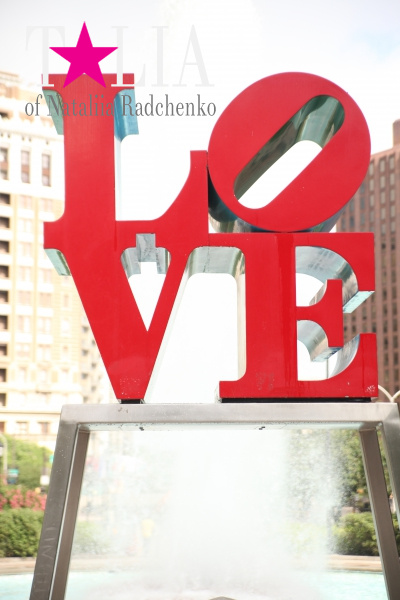 Влюбленный памятник LOVE (Philadelphia LOVE), Филадельфия, штат Пенсильвания, США