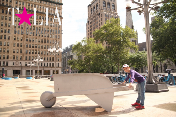 Смешные скульптуры на площади возле мэрии Филадельфии, Пенсильвания, США