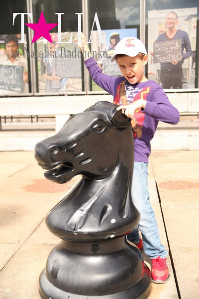 Смешные скульптуры на площади возле мэрии Филадельфии, Пенсильвания, США