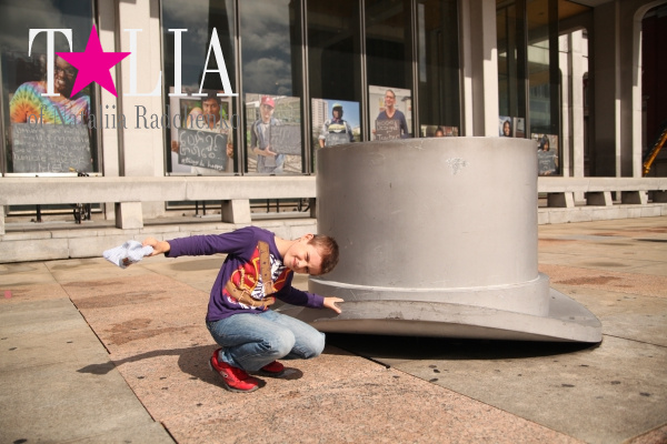 Смешные скульптуры на площади возле мэрии Филадельфии, Пенсильвания, США