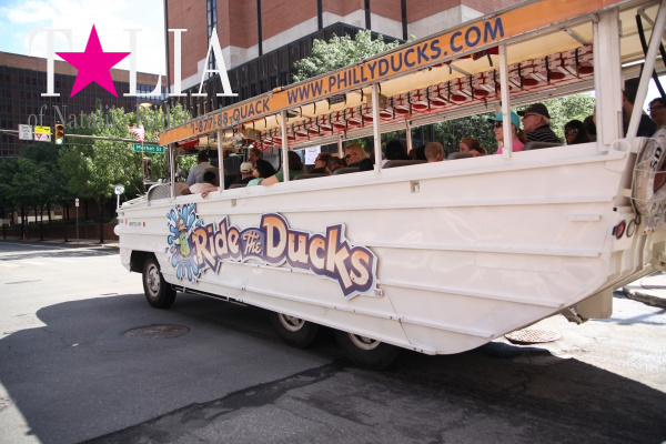 Туристическая машинка Кря-Кря, которая возит по основным достопримечательностям города.