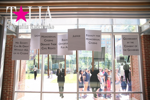 Свежая экспозиция по случаю легализации гомосексуальных браков в США. Центр Колокола Свободы, Филадельфия, штат Пенсильвания