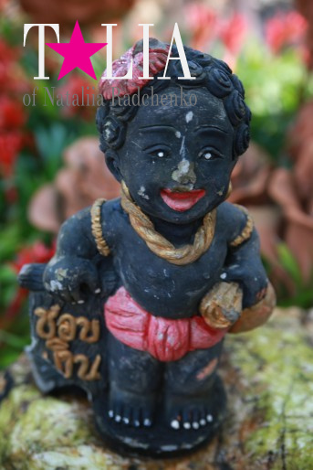 В Таиланде даже скульптуры улыбаются! Деревня Нонг Нуч.