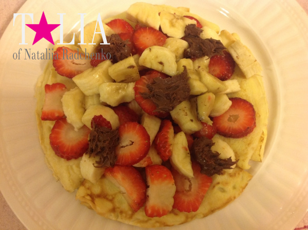 Блины с клубникой, бананами и шоколадом.