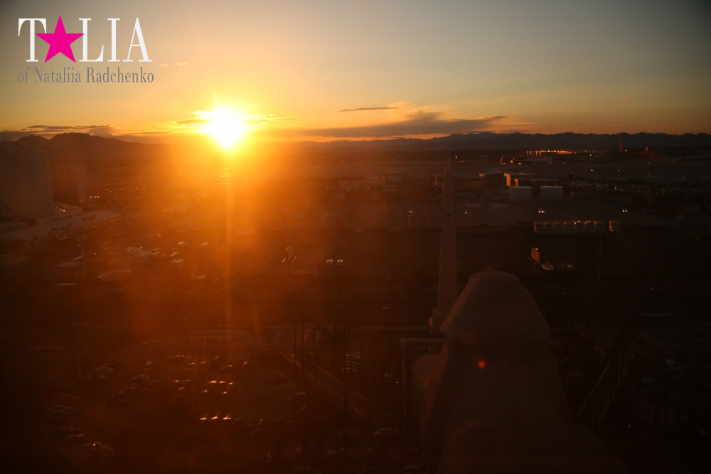 Рассвет в Лас-Вегасе. Вид из окна отеля Луксор.