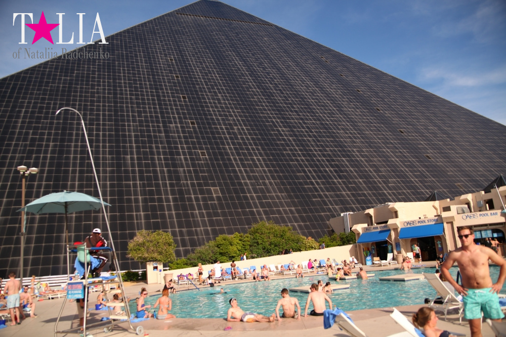 Бассейн в отеле Луксор в Лас Вегасе