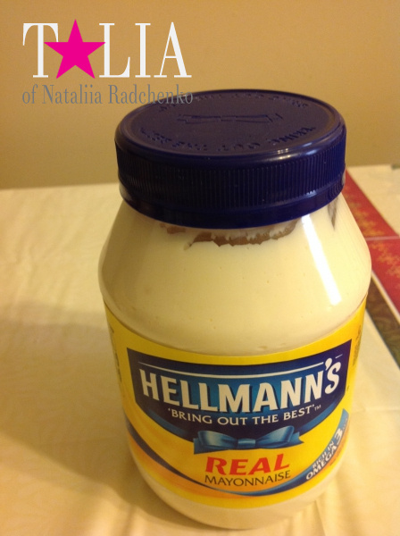 Типичный майонез - Хелманс.