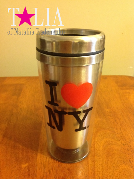 Такая кофейная кружка есть у каждого американца. С ними ходят на работу, учебу. В общем, без них не выходят из дома!