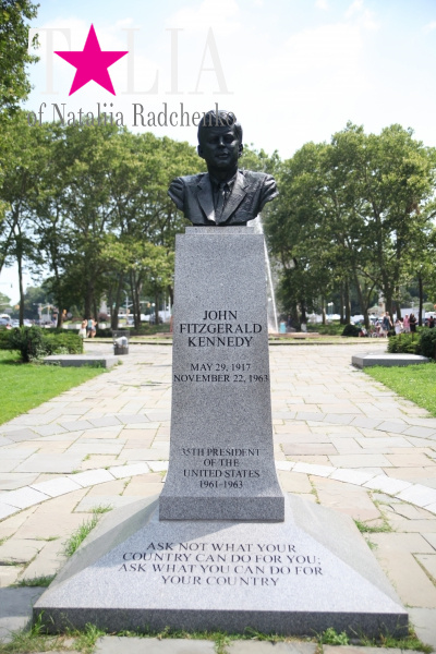 Бюст Презинта Джона Фитжеральда Кеннеди. Гранд-Арми-Плаза. Бруклин, Нью-Йорк