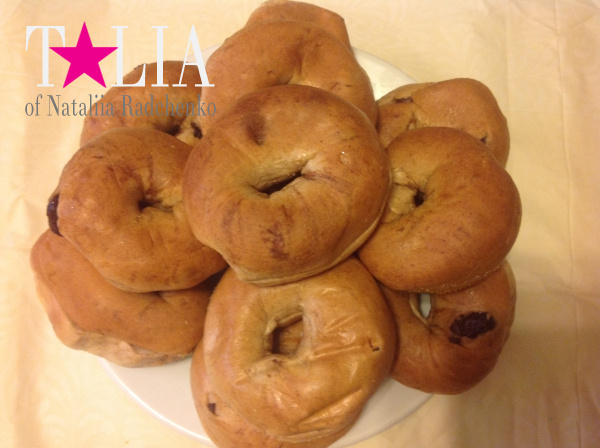 Традиционные американские булочки с корицей и изюмом. Здесь их назвают ''бейглз''.