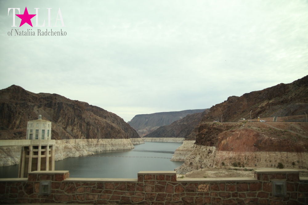 Гидроэлектростанция Плотина Гувера на реке Колорадо в Гранд Каньоне Аризоны