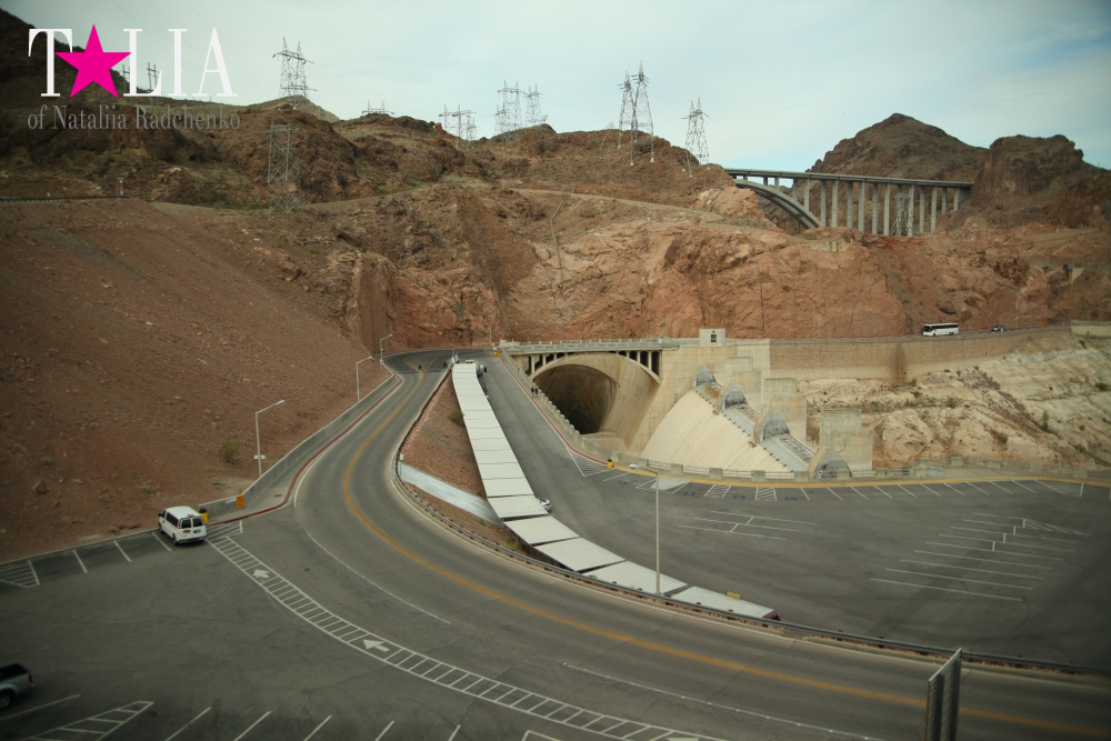Гидроэлектростанция Плотина Гувера на реке Колорадо в Гранд Каньоне Аризоны