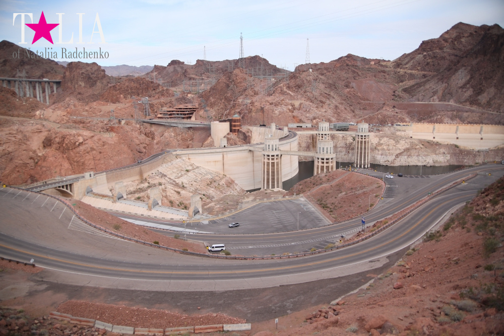 Гидроэлектростанция Плотина Гувера на реке Колорадо в Гранд Каньоне Аризоны