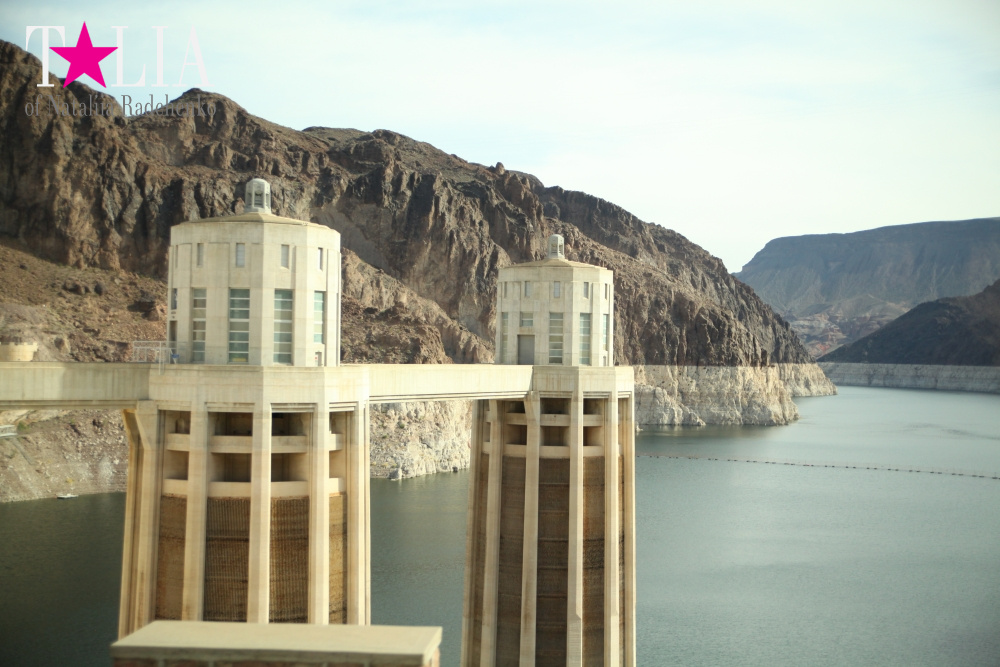 Гидроэлектростанция Плотина Гувера на реке Колорадо в Гранд Каньоне Аризоны