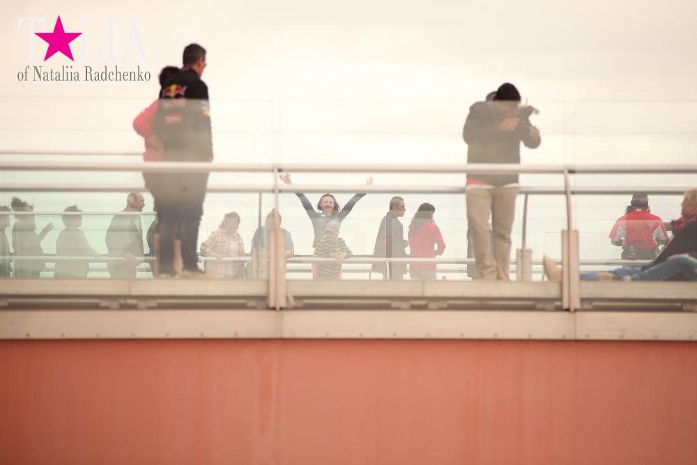 А это мы только зашли на подкову и активно машем руками папе!