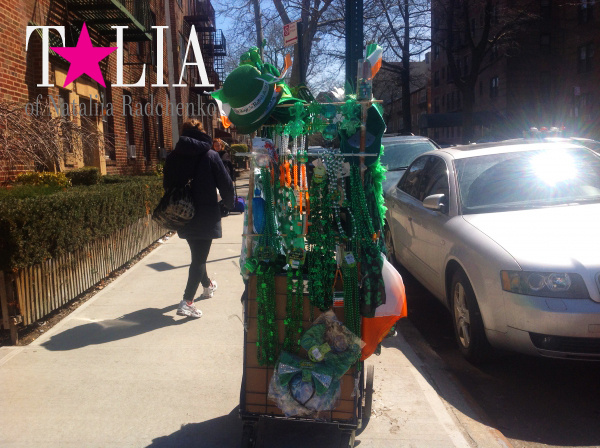 Подготовка к параду. 3 авеню, Бруклин.