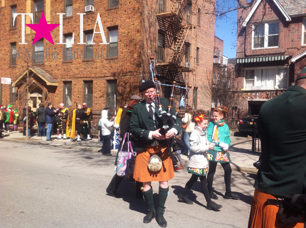Подготовка к параду. 3 авеню, Бруклин.