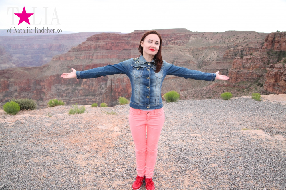 Смотровая площадка возле стеклянного моста SkyWalk в Гранд Каньоне, Аризона, США