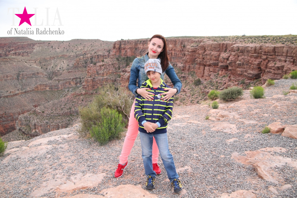 Смотровая площадка возле стеклянного моста SkyWalk в Гранд Каньоне, Аризона, США