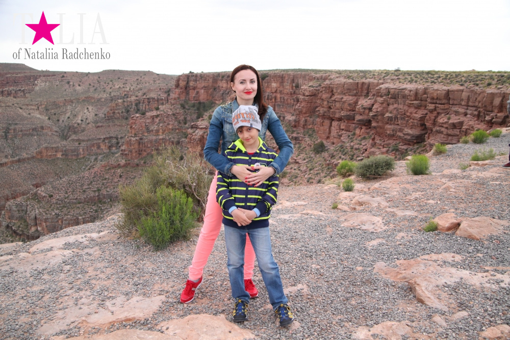 Смотровая площадка возле стеклянного моста SkyWalk в Гранд Каньоне, Аризона, США