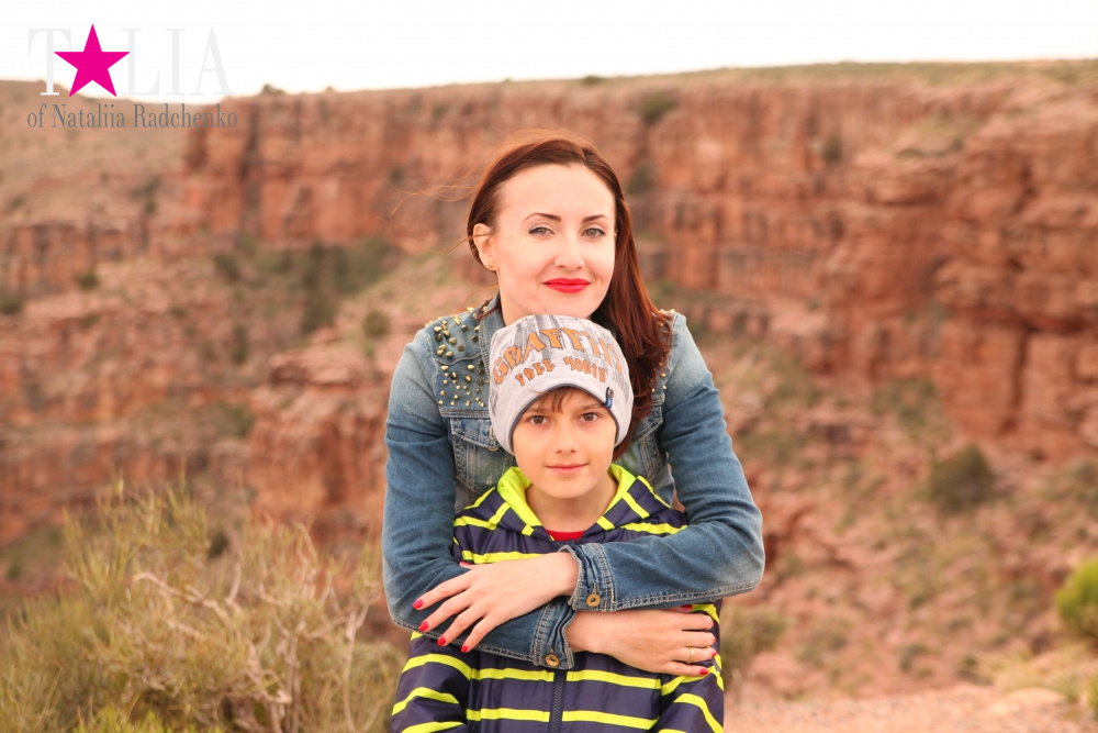 Смотровая площадка возле стеклянного моста SkyWalk в Гранд Каньоне, Аризона, США