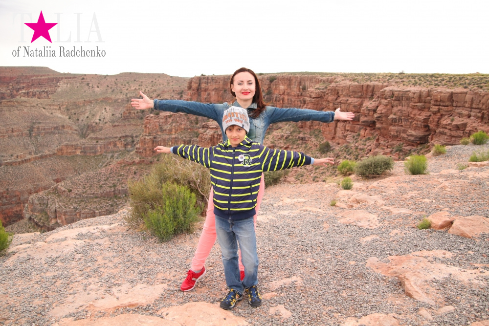 Смотровая площадка возле стеклянного моста SkyWalk в Гранд Каньоне, Аризона, США