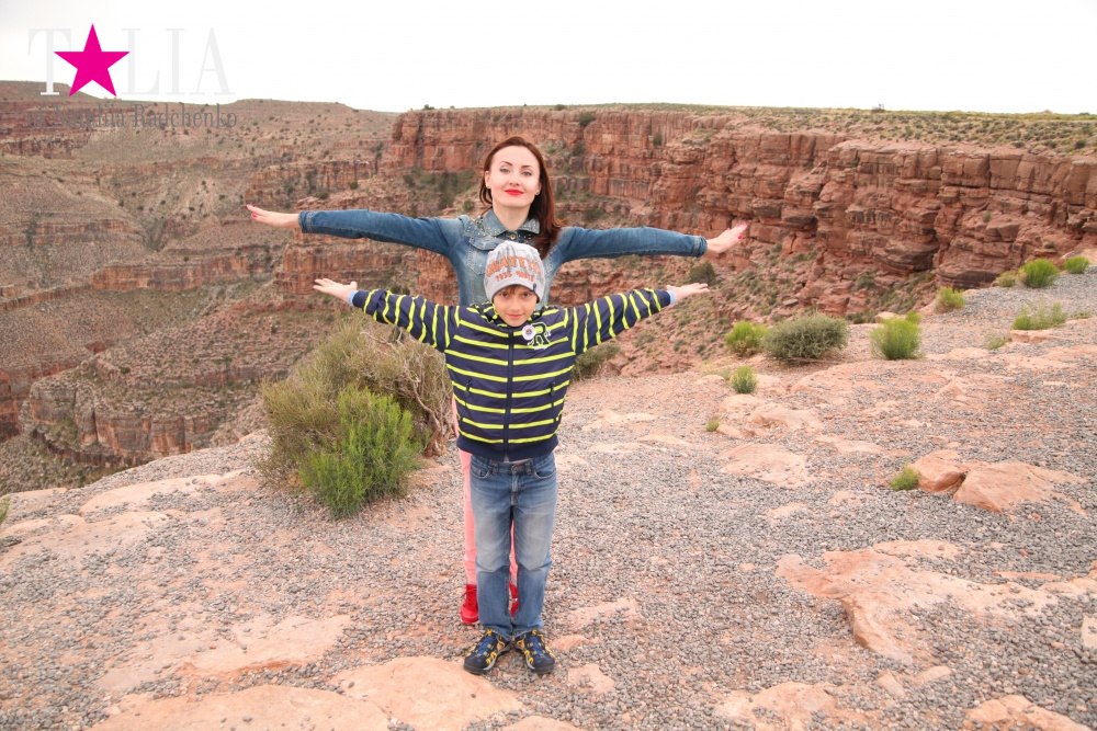 Смотровая площадка возле стеклянного моста SkyWalk в Гранд Каньоне, Аризона, США