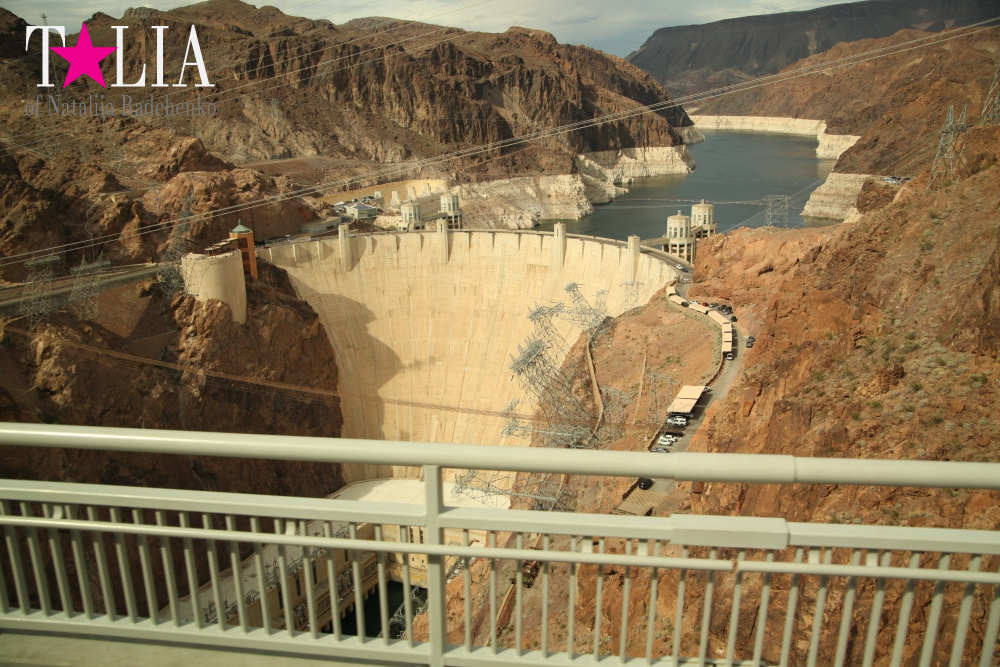 Гидроэлектростанция Плотина Гувера на реке Колорадо в Гранд Каньоне Аризоны