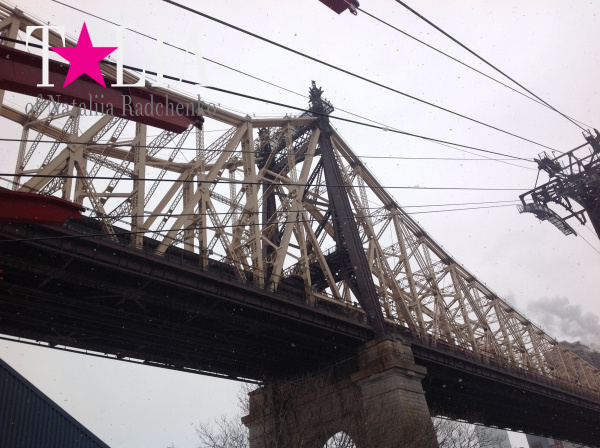 Квинсборо бридж и воздушный трамвай Roosevelt Island Tramway.