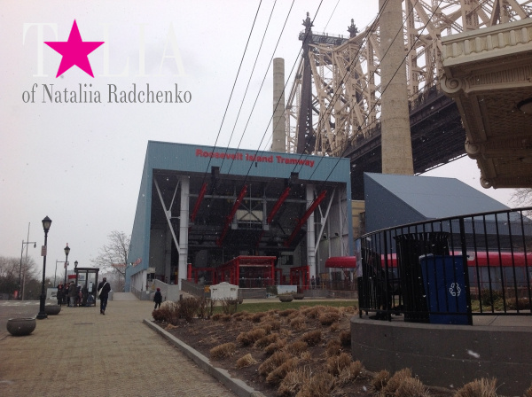 Остановка на острове Рузвельта. Канатная дорога Нью-Йорка или воздушный трамвай Roosevelt Island Tramway.