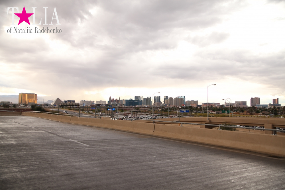 Колесо обозрения видно даже в аэропорту, за городом!