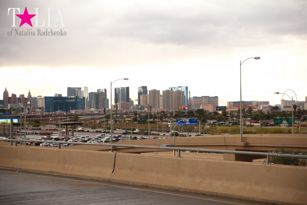 Колесо обозрения видно даже в аэропорту, за городом!