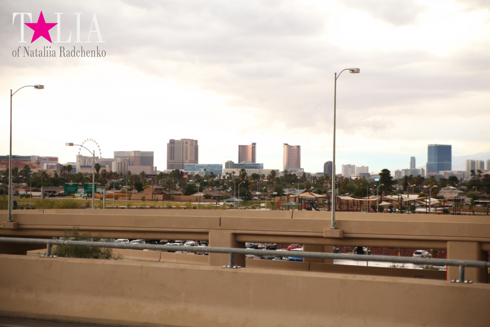Колесо обозрения видно даже в аэропорту, за городом!