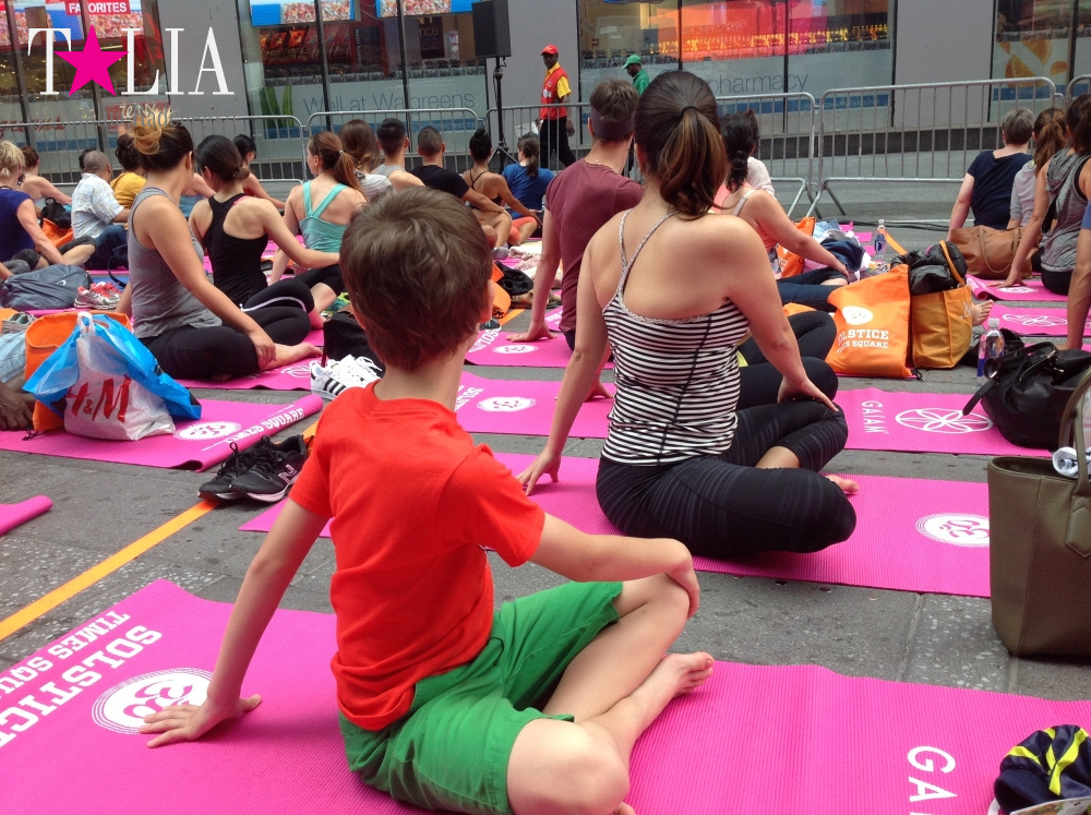 Дневной йога-класс Solstice in Times Square 2016