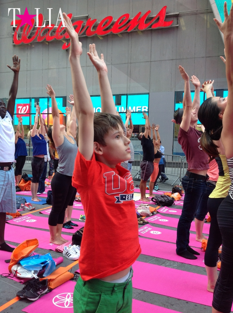 Дневной йога-класс Solstice in Times Square 2016