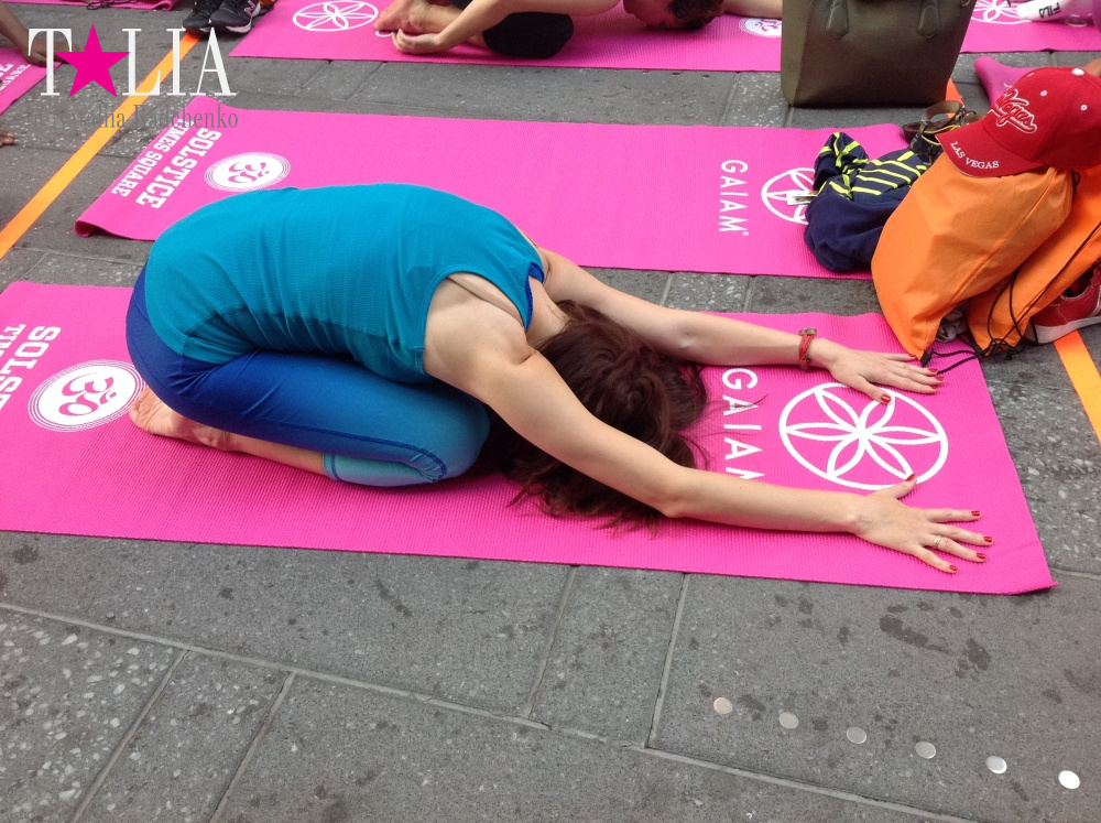 Дневной йога-класс Solstice in Times Square 2016