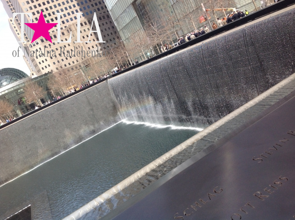 В солнечные дни в водопадах Мемориала 9/11 видно радугу.